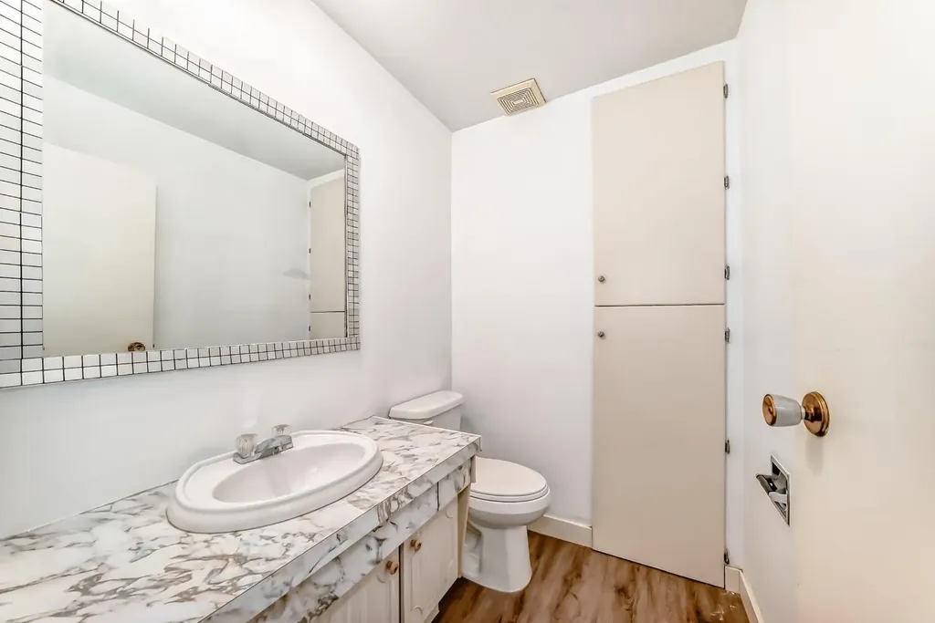 544 Penworth Way SE Calgary AB T2A4G3