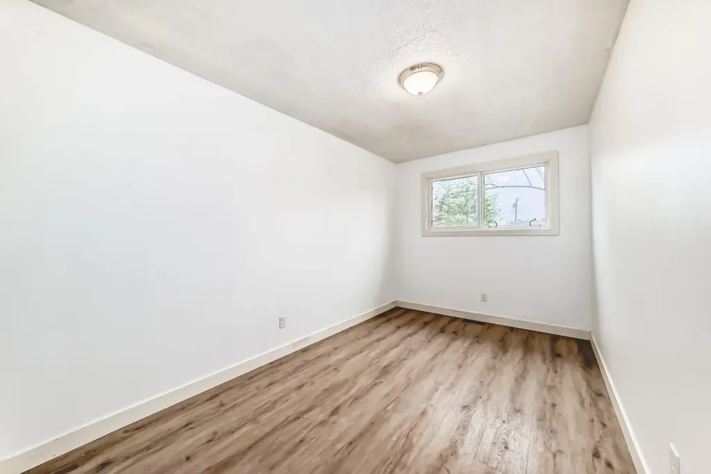 544 Penworth Way SE Calgary AB T2A4G3