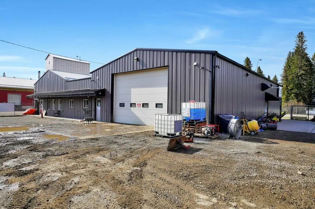 1101 Main Avenue Sundre AB T0M 1X0