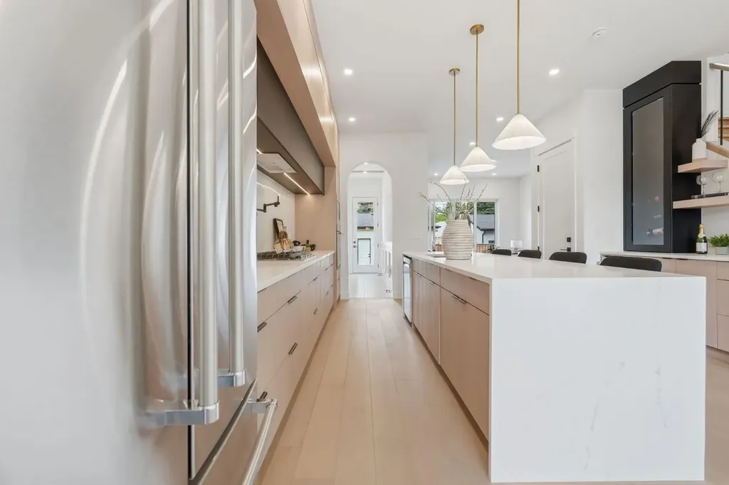 2105B 7 Street NE Calgary AB T2E4C7