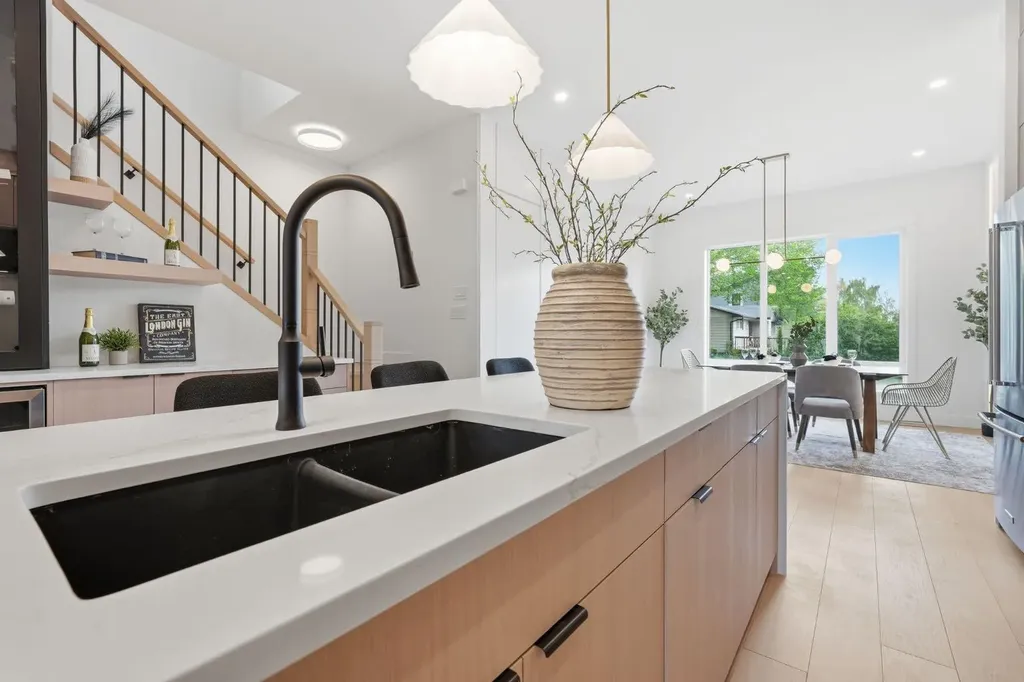 2105B 7 Street NE Calgary AB T2E4C7