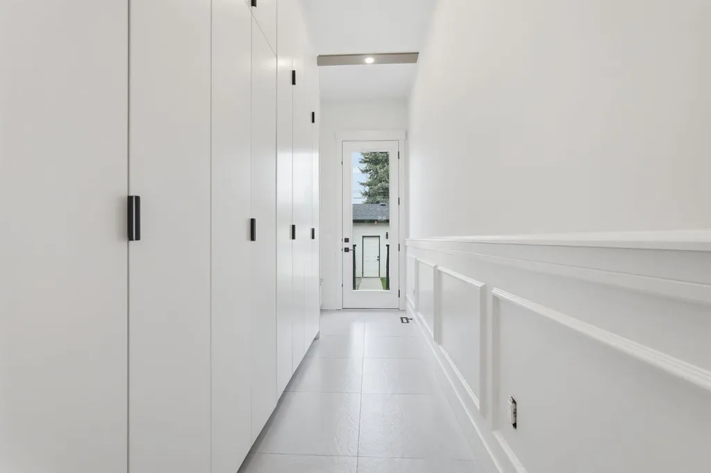 2105B 7 Street NE Calgary AB T2E4C7