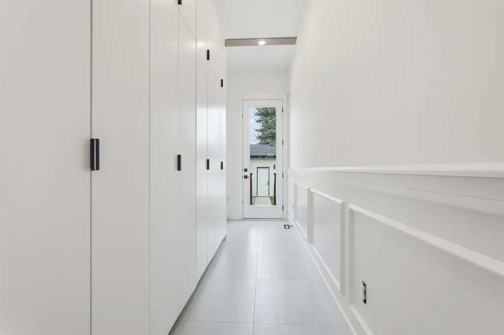 2105B 7 Street NE Calgary AB T2E4C7