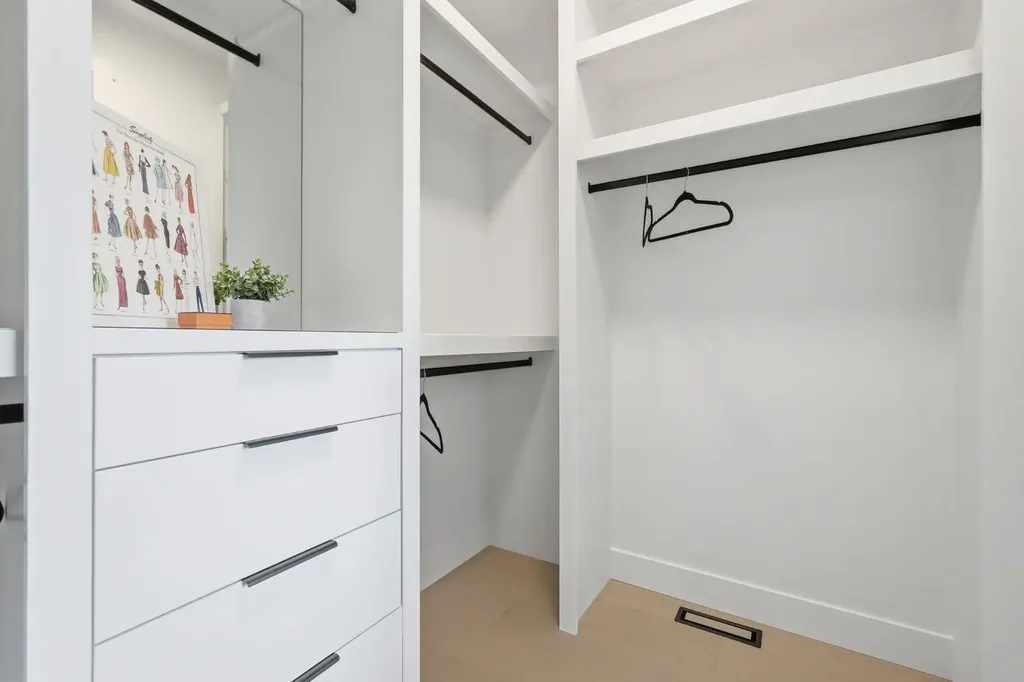 2105B 7 Street NE Calgary AB T2E4C7