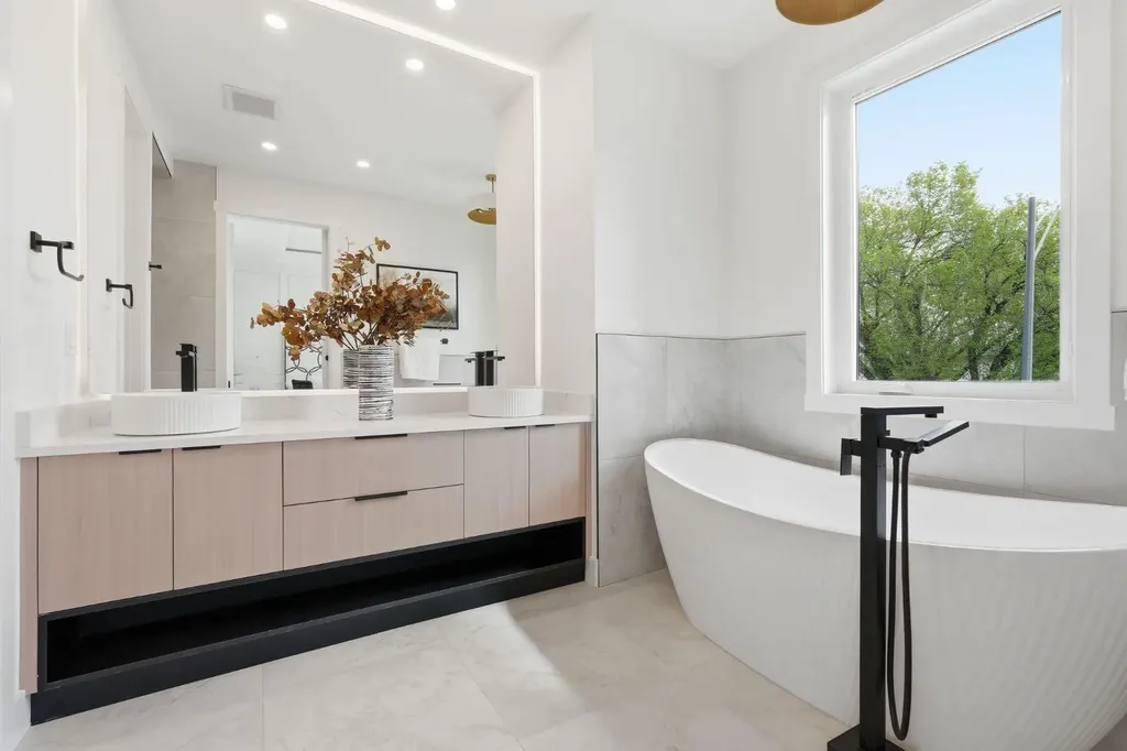 2105B 7 Street NE Calgary AB T2E4C7