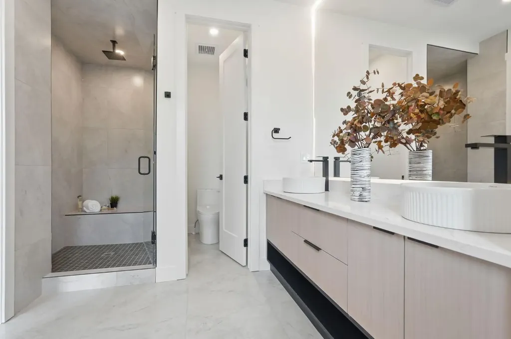 2105B 7 Street NE Calgary AB T2E4C7