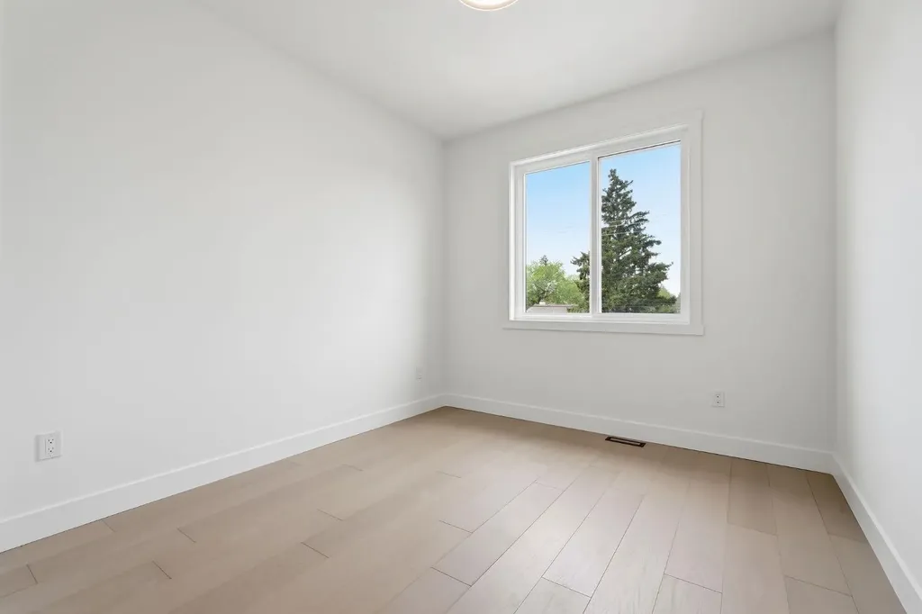 2105B 7 Street NE Calgary AB T2E4C7