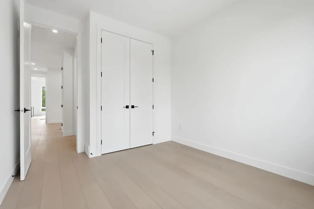 2105B 7 Street NE Calgary AB T2E4C7