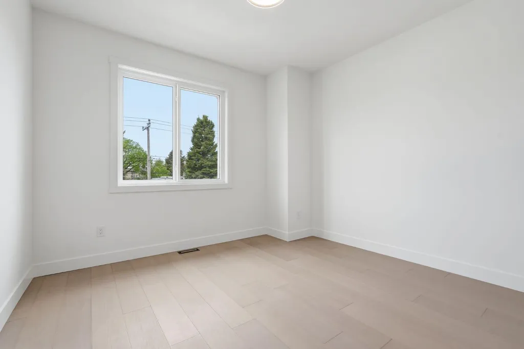 2105B 7 Street NE Calgary AB T2E4C7
