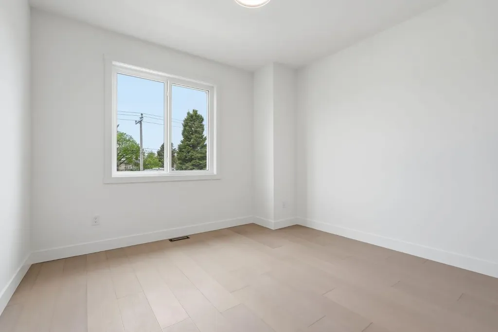 2105B 7 Street NE Calgary AB T2E4C7