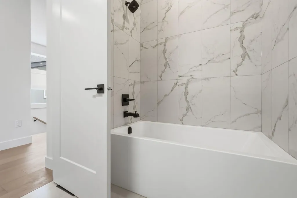 2105B 7 Street NE Calgary AB T2E4C7