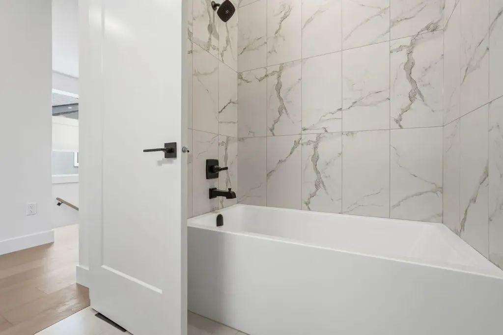 2105B 7 Street NE Calgary AB T2E4C7