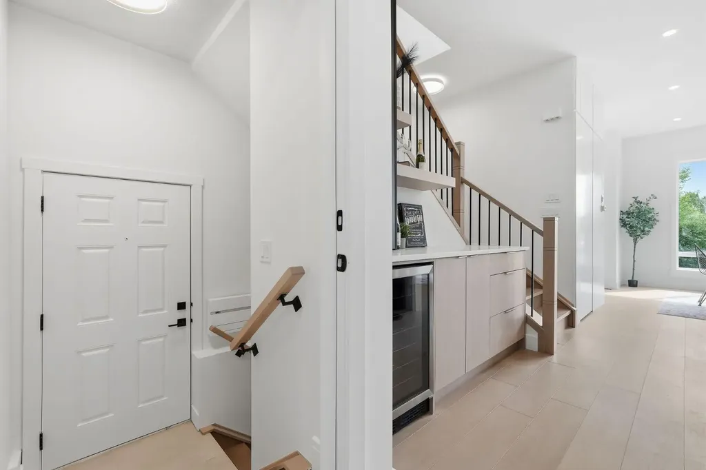 2105B 7 Street NE Calgary AB T2E4C7