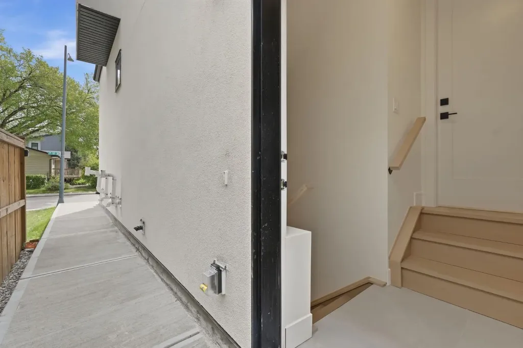 2105B 7 Street NE Calgary AB T2E4C7