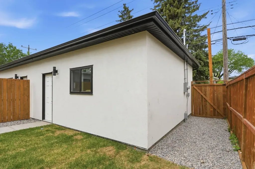 2105B 7 Street NE Calgary AB T2E4C7
