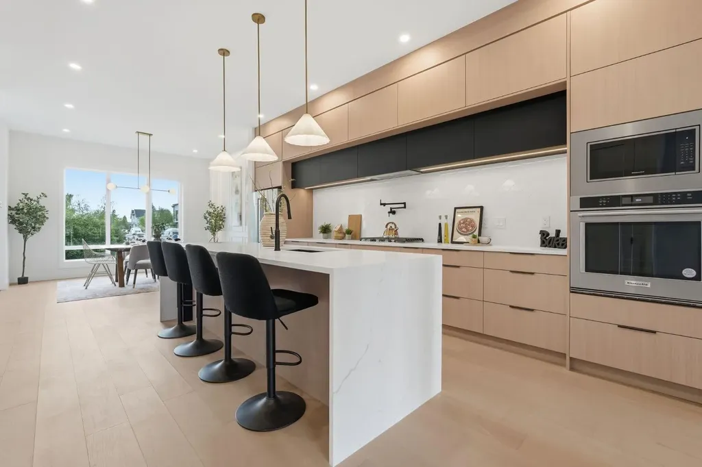 2105B 7 Street NE Calgary AB T2E4C7