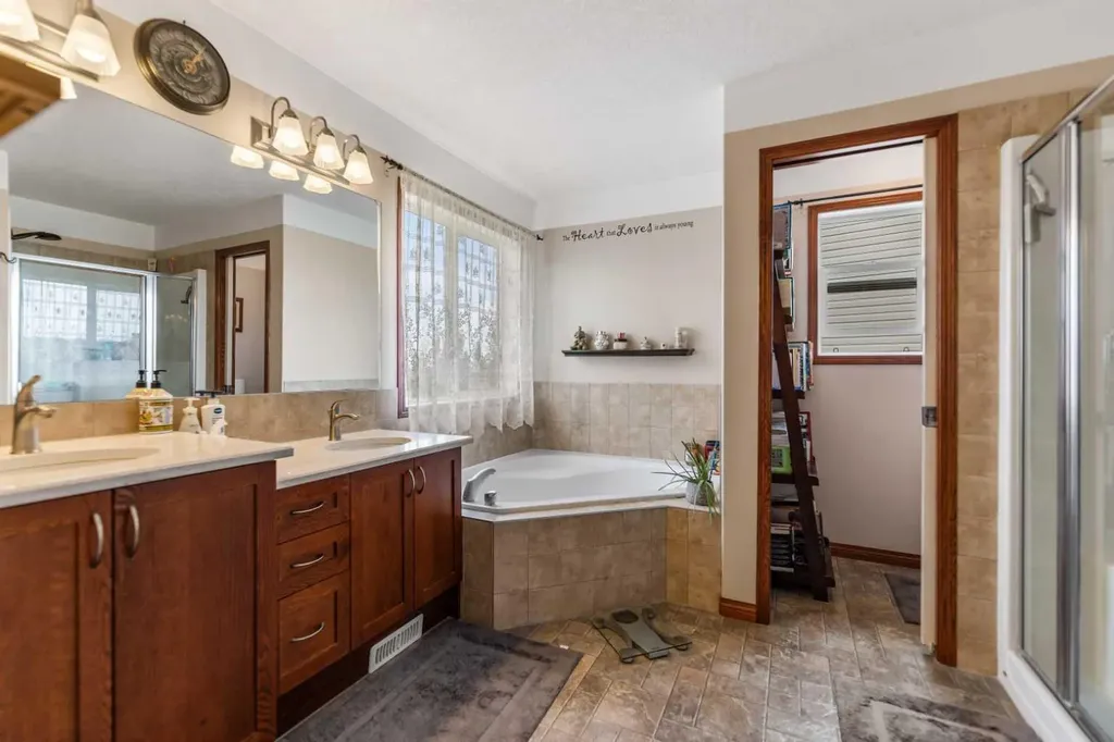 123 Hawkmere View Chestermere AB T1X 1T7