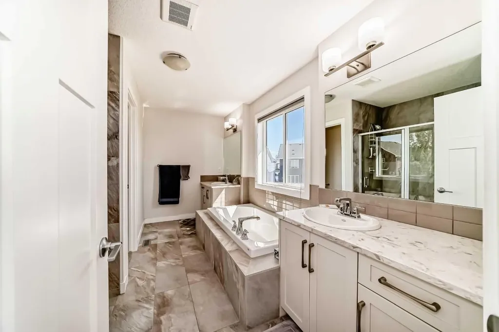 151 Baywater Rise SW Airdrie AB T3H 3V4