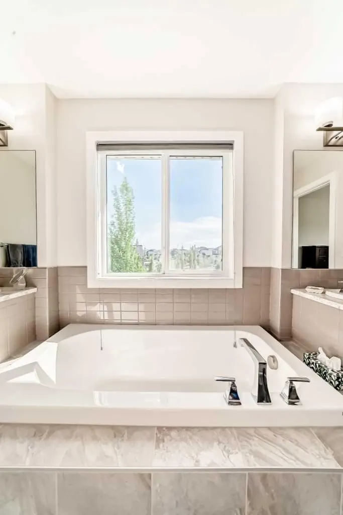 151 Baywater Rise SW Airdrie AB T3H 3V4