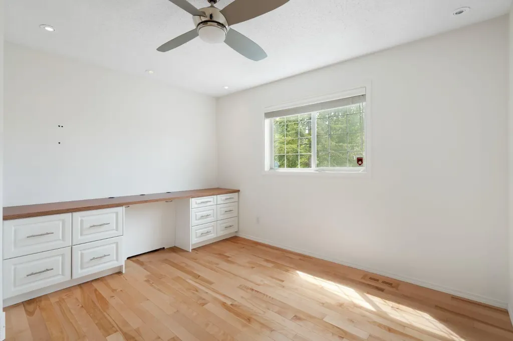 10 Eversyde Court SW Calgary AB T2Y 4S4