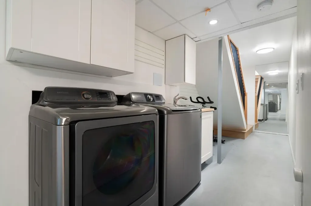 10 Eversyde Court SW Calgary AB T2Y 4S4