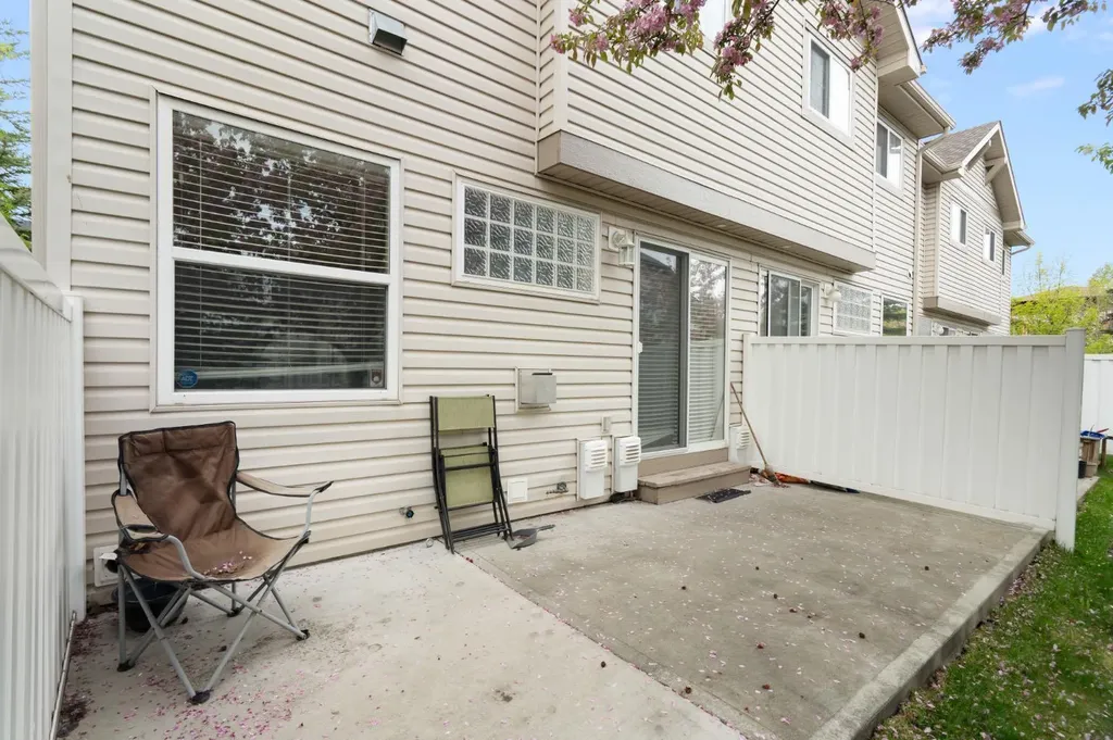 10 Eversyde Court SW Calgary AB T2Y 4S4