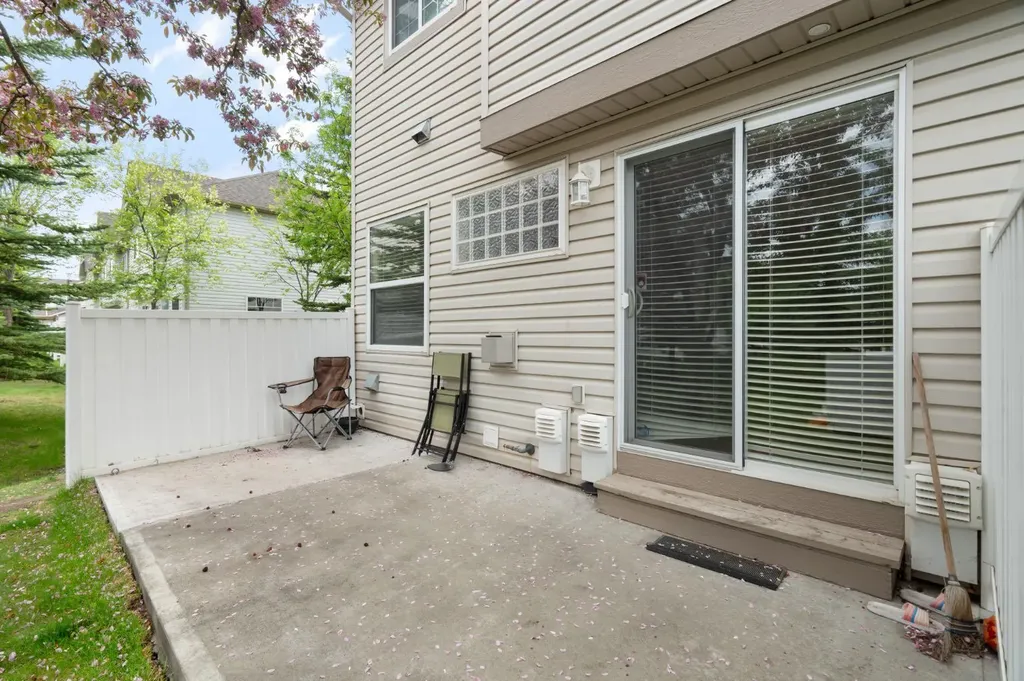 10 Eversyde Court SW Calgary AB T2Y 4S4