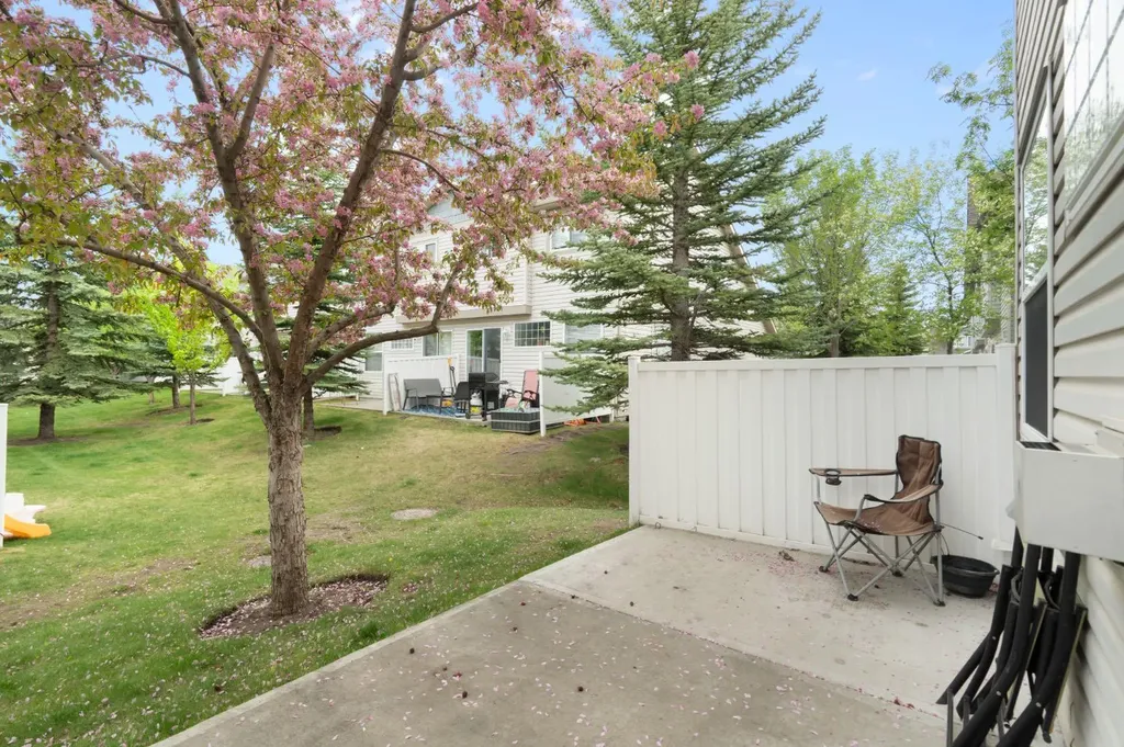 10 Eversyde Court SW Calgary AB T2Y 4S4