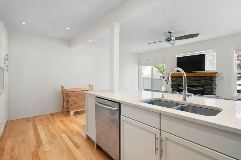 10 Eversyde Court SW Calgary AB T2Y 4S4