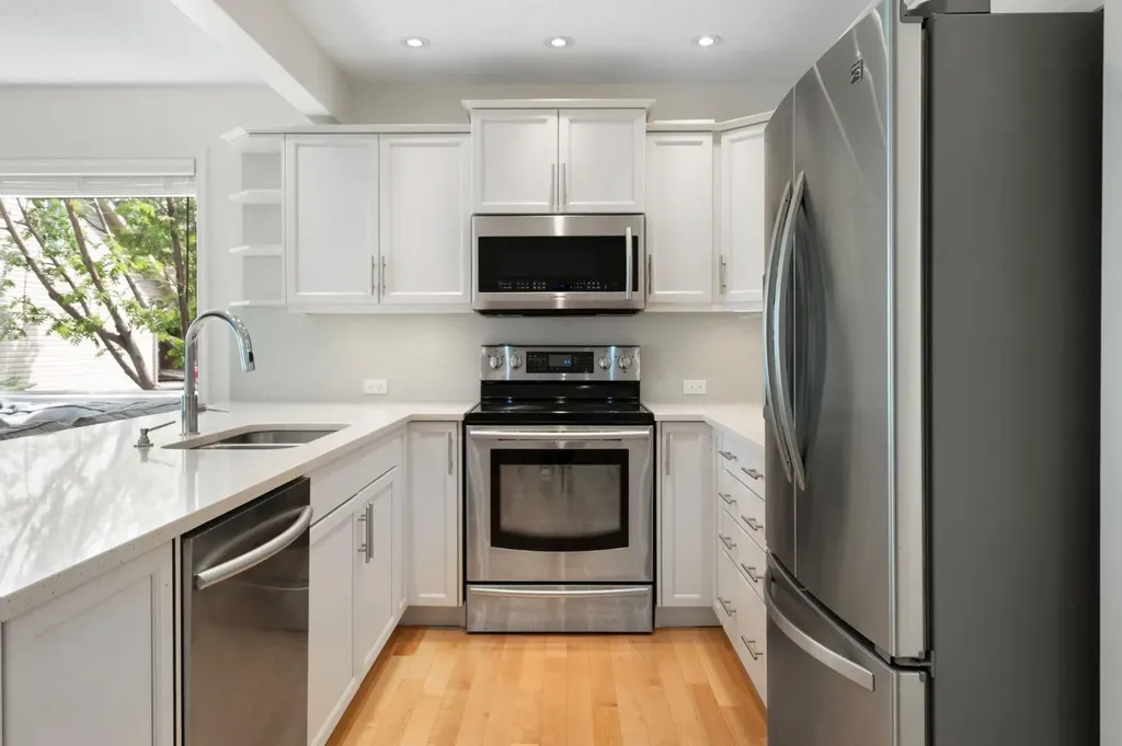 10 Eversyde Court SW Calgary AB T2Y 4S4