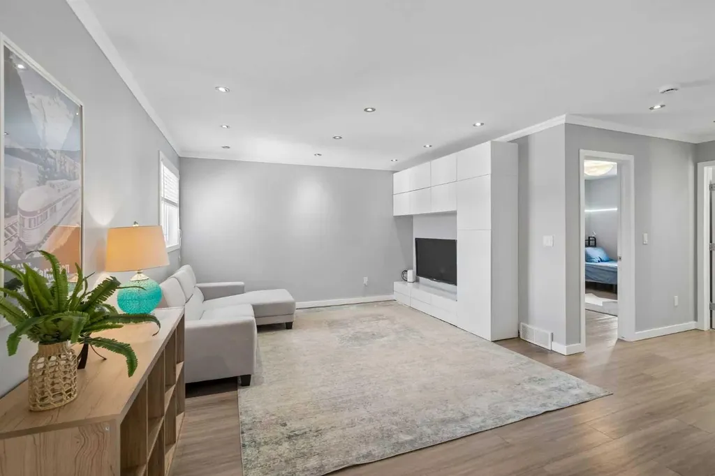 105 Royal Birch Crescent NW Calgary AB T3G 5N8