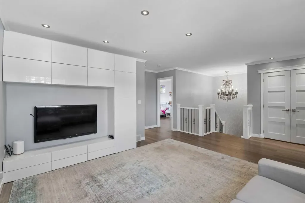 105 Royal Birch Crescent NW Calgary AB T3G 5N8