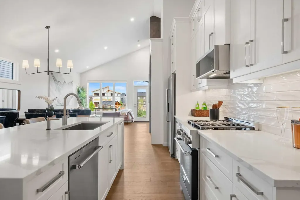 218 Mitchell Heath NW Calgary AB T3R 2G2