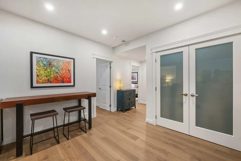 218 Mitchell Heath NW Calgary AB T3R 2G2