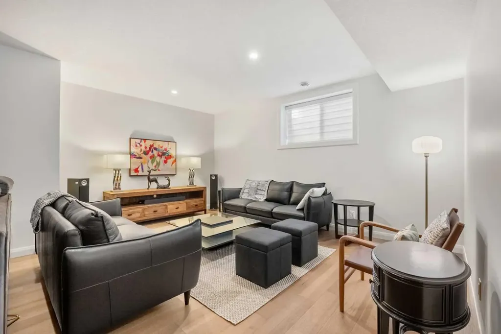 218 Mitchell Heath NW Calgary AB T3R 2G2
