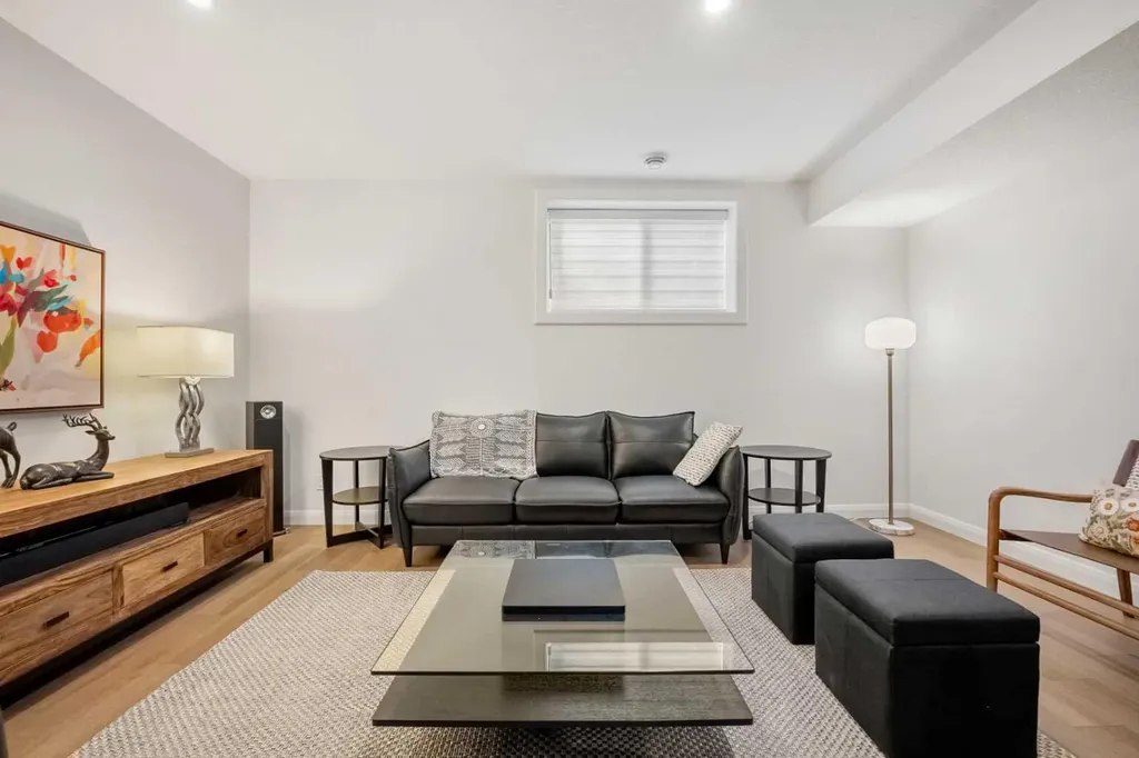 218 Mitchell Heath NW Calgary AB T3R 2G2