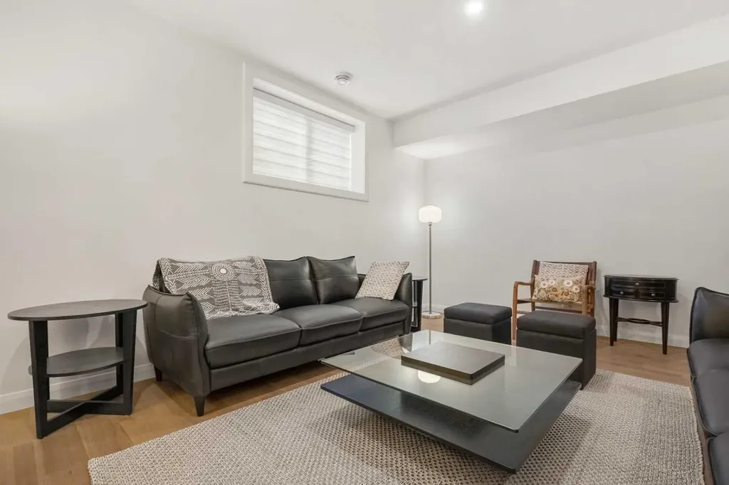 218 Mitchell Heath NW Calgary AB T3R 2G2