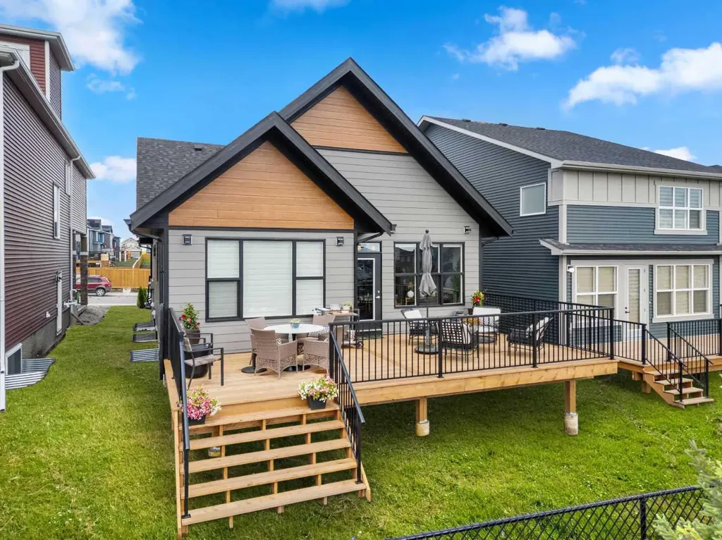 218 Mitchell Heath NW Calgary AB T3R 2G2