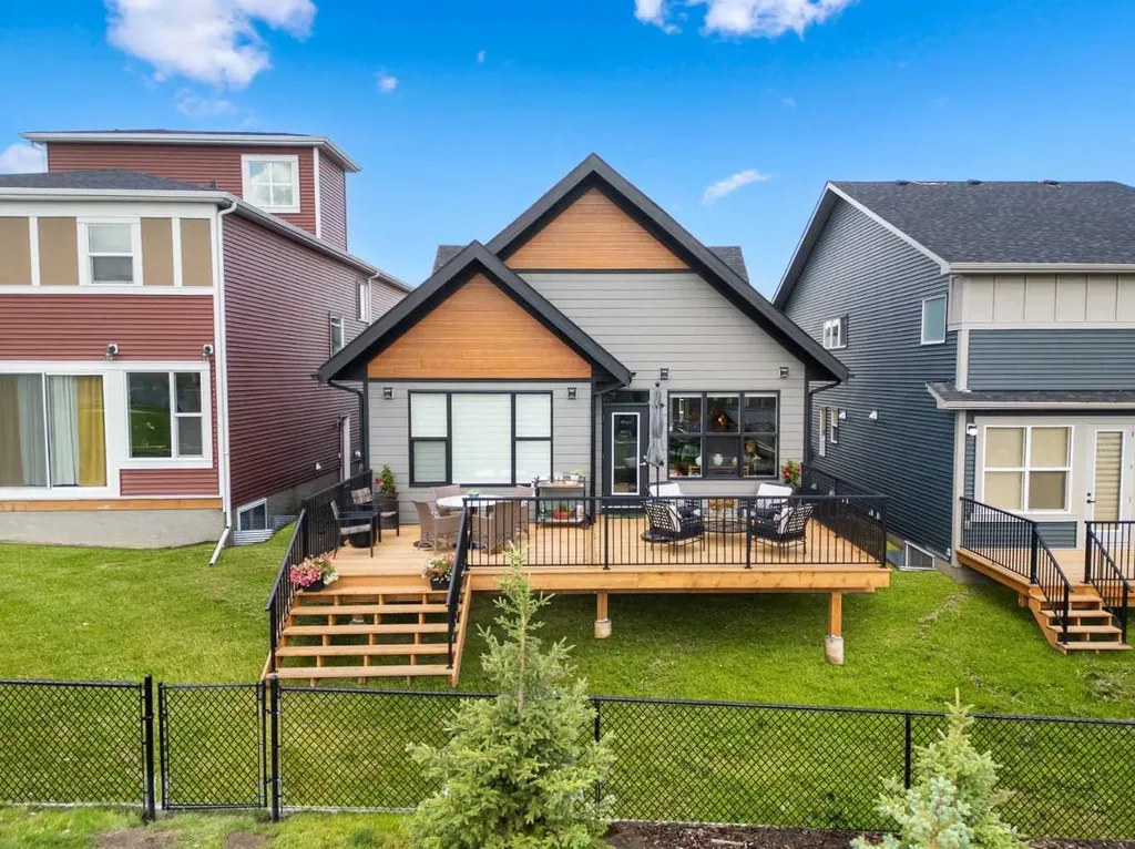 218 Mitchell Heath NW Calgary AB T3R 2G2