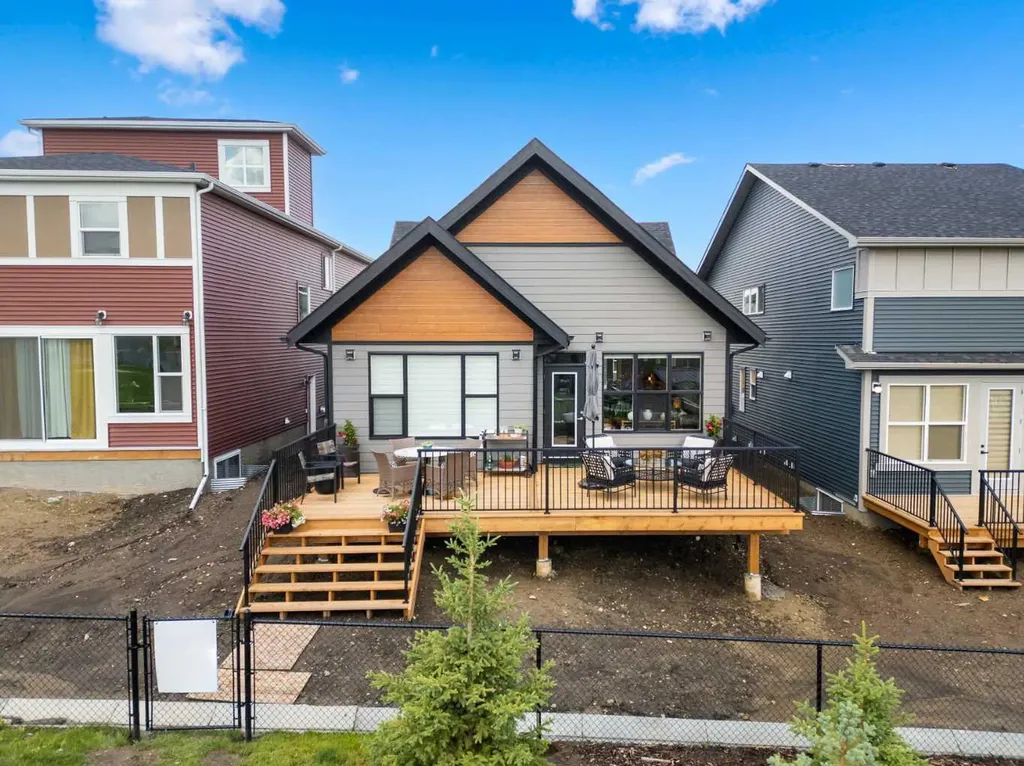 218 Mitchell Heath NW Calgary AB T3R 2G2