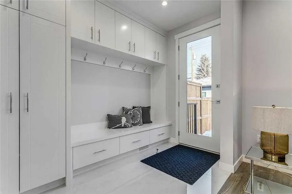 3122 39 Street SW Calgary AB T3E 3J1