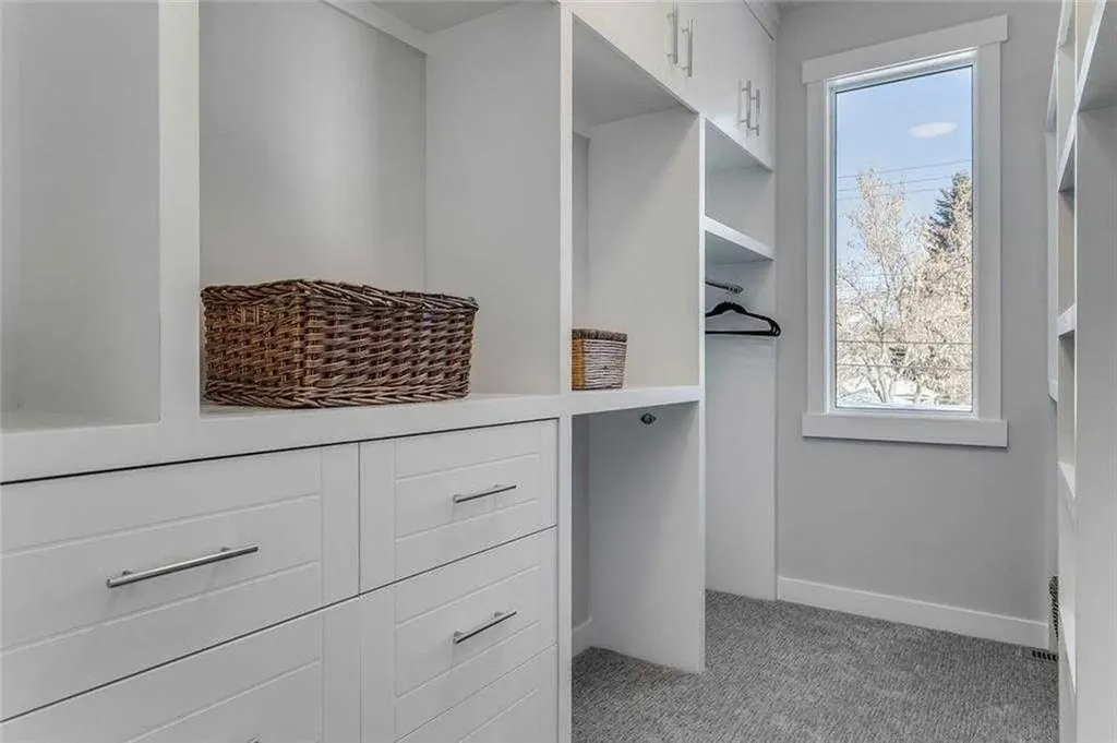 3122 39 Street SW Calgary AB T3E 3J1