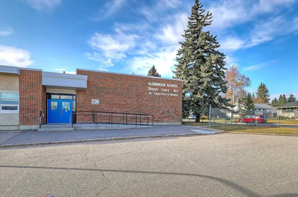 3122 39 Street SW Calgary AB T3E 3J1