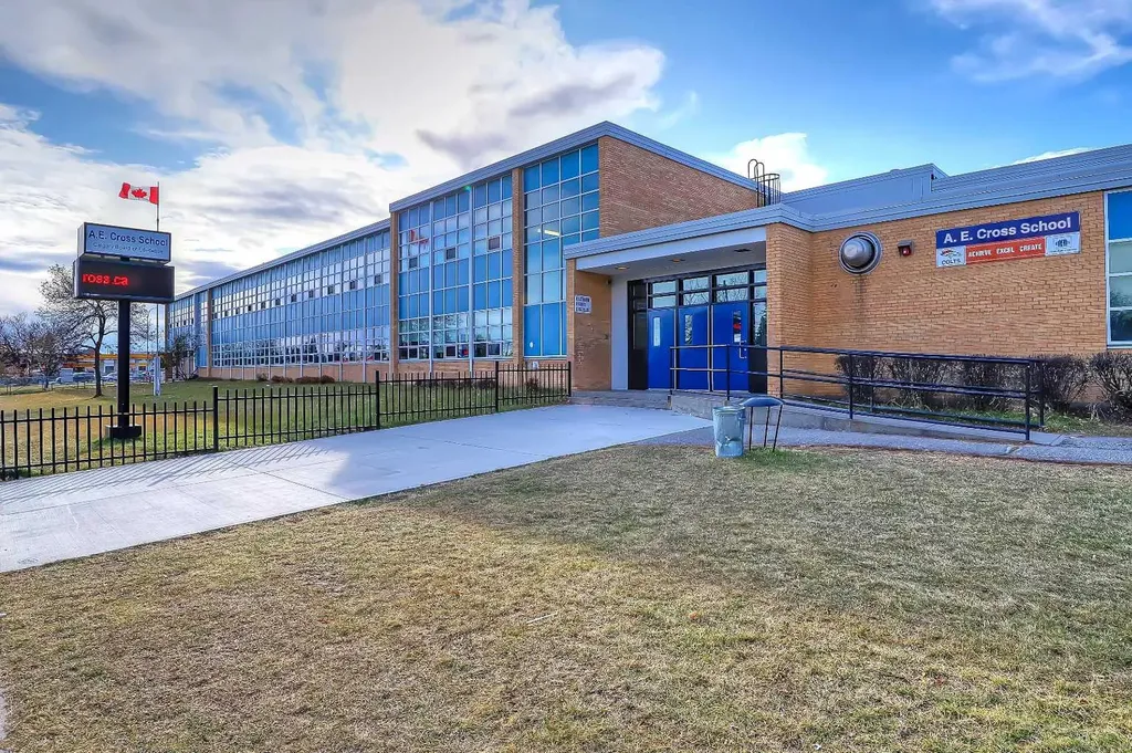 3122 39 Street SW Calgary AB T3E 3J1