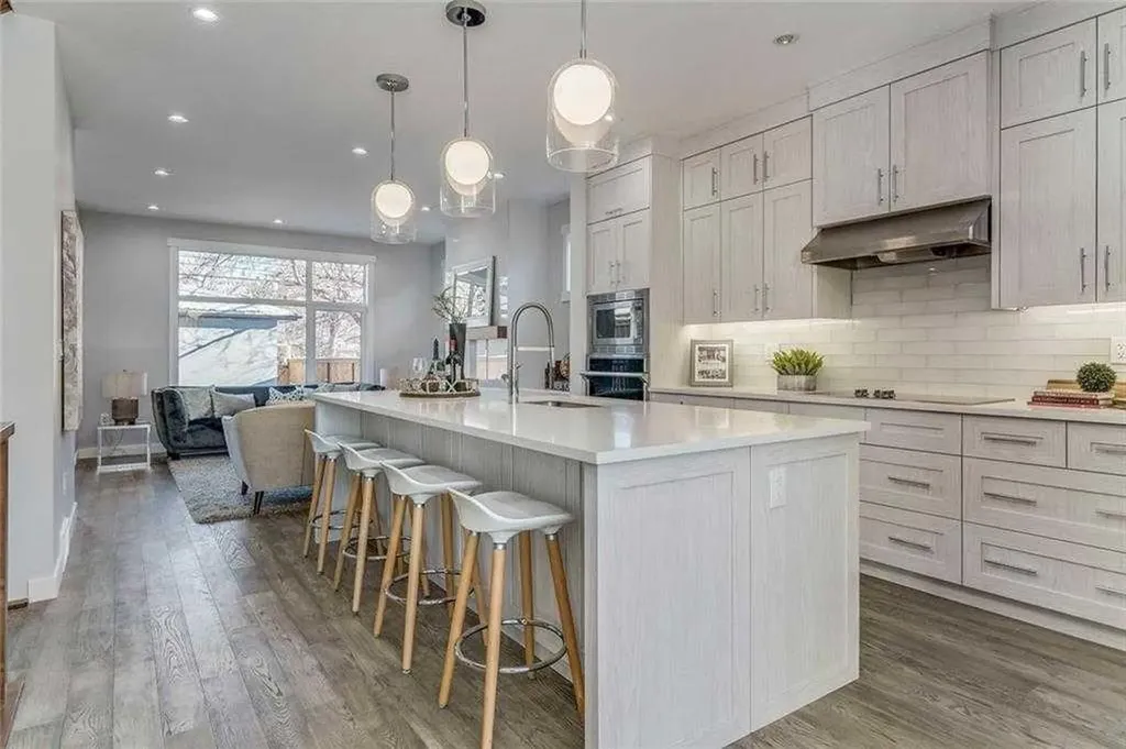 3122 39 Street SW Calgary AB T3E 3J1