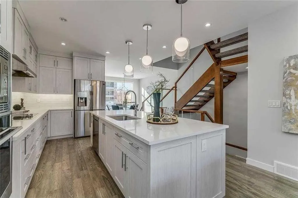 3122 39 Street SW Calgary AB T3E 3J1