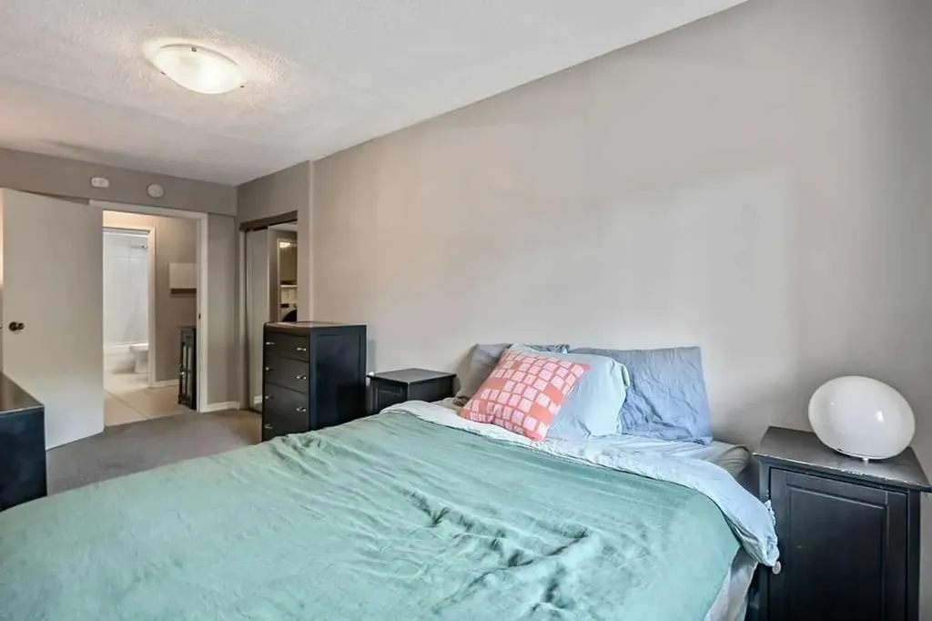 618 2 Avenue NW Calgary AB T2N 0E1