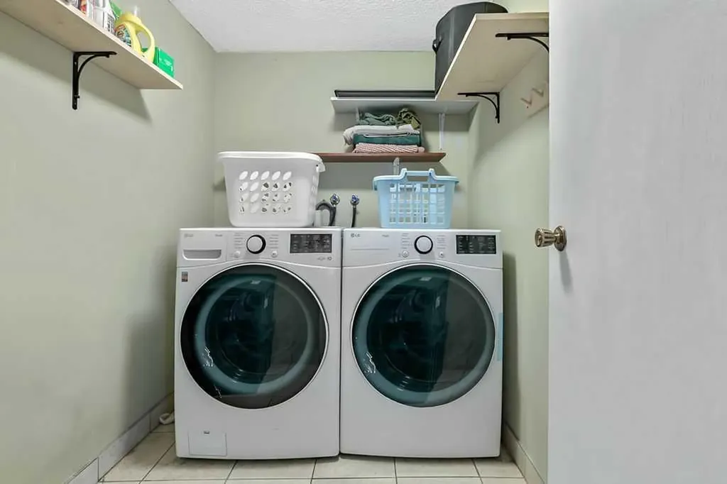 618 2 Avenue NW Calgary AB T2N 0E1