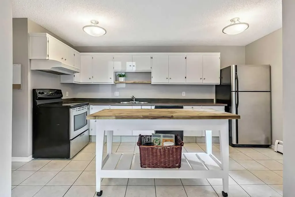 618 2 Avenue NW Calgary AB T2N 0E1