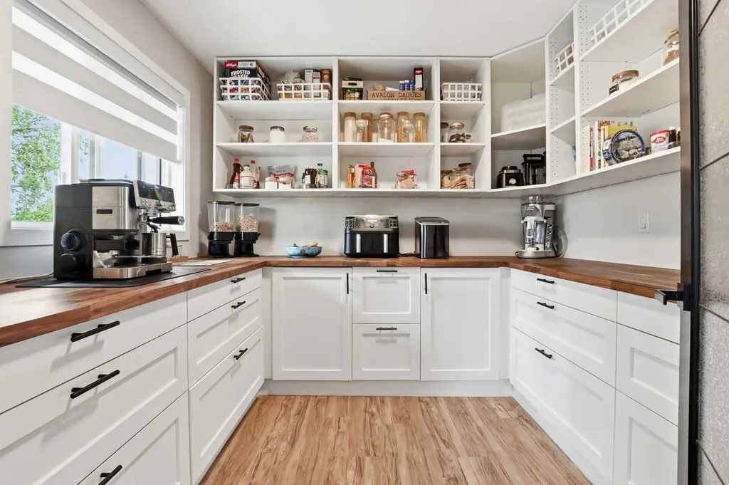 5212 55 Avenue Eckville AB T0M 0X0